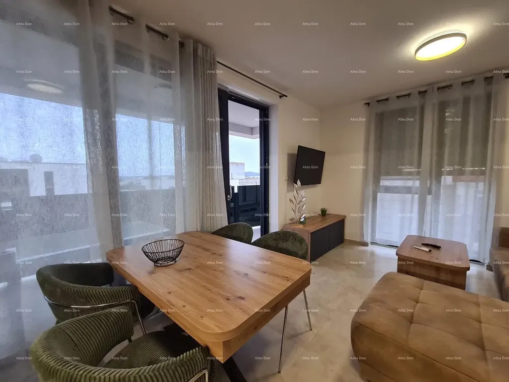 Cucina; elettrodomestici, pavimento in legno, luce naturale, stile moderno