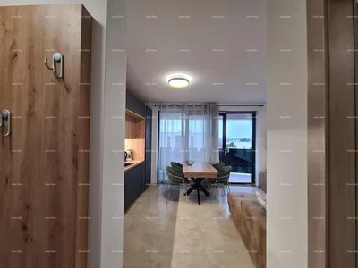 Soggiorno; pavimento in legno, luce naturale, stile moderno