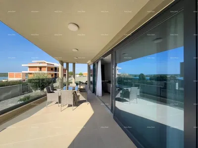 Cucina; elettrodomestici, pavimento in legno, luce naturale, stile moderno