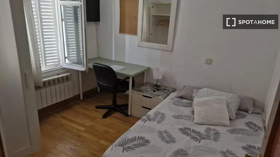 Küche; küchengeräte, holzboden, tageslicht, moderner stil