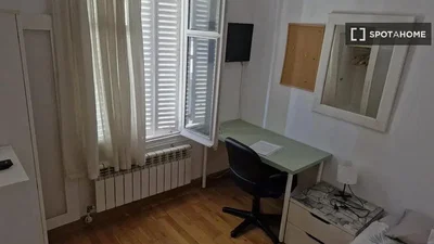 Cucina; elettrodomestici, pavimento in legno, luce naturale, stile moderno