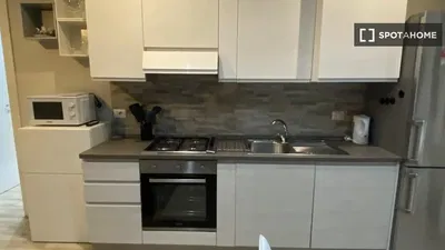 Cuisine; électroménager, parquet, lumière naturelle, style moderne