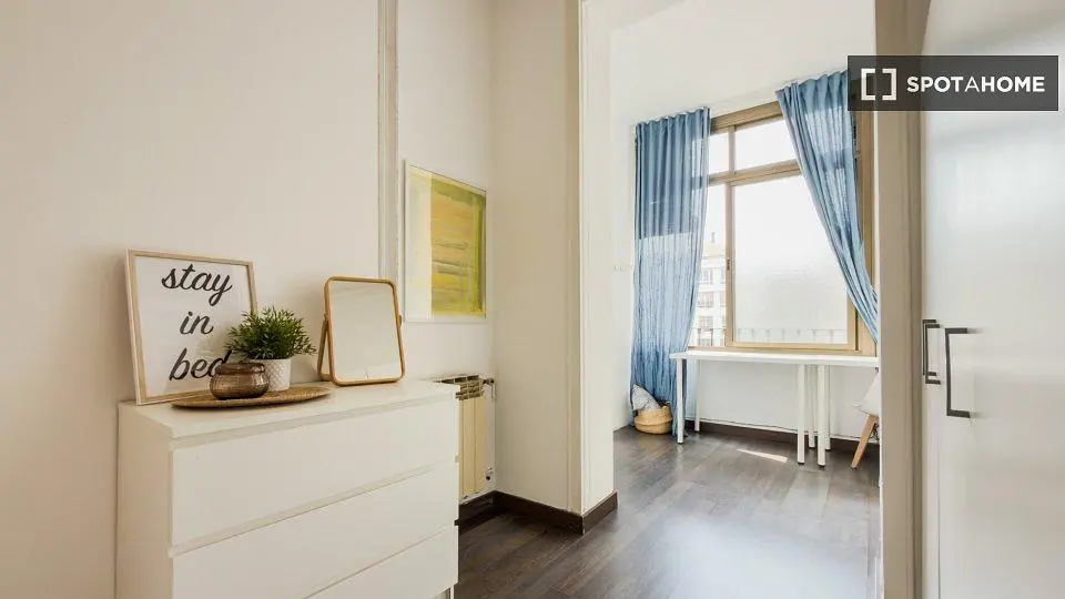 Cuisine; électroménager, parquet, lumière naturelle, style moderne