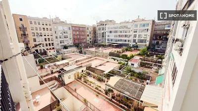 Cuisine; électroménager, parquet, lumière naturelle, style moderne