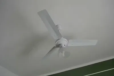 Küche; küchengeräte, holzboden, tageslicht, moderner stil