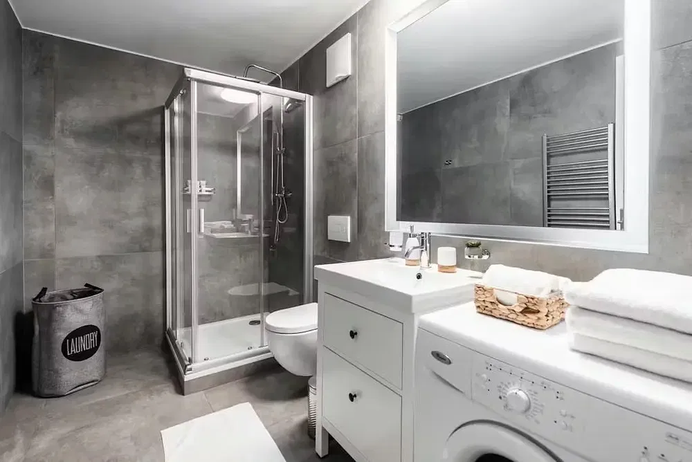 Küche; küchengeräte, holzboden, tageslicht, moderner stil