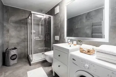 Küche; küchengeräte, holzboden, tageslicht, moderner stil