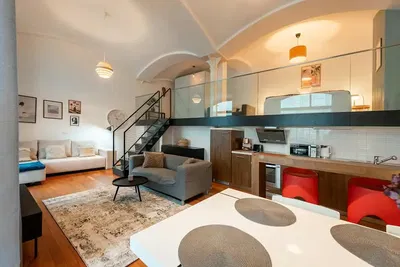 Küche; küchengeräte, holzboden, tageslicht, moderner stil