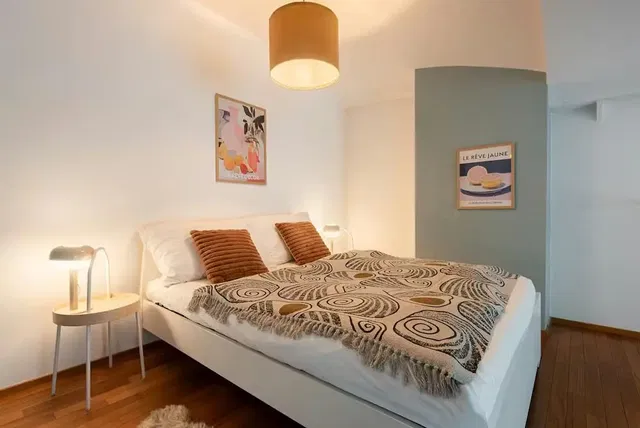 Salon; parquet, lumière naturelle, style moderne