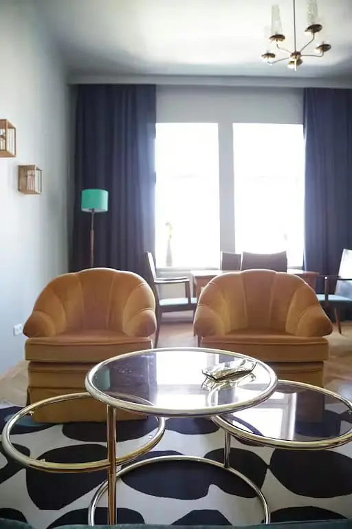 Cucina; elettrodomestici, pavimento in legno, luce naturale, stile moderno