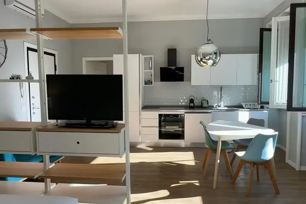 مطبخ; أجهزة المطبخ, أرضية خشبية, ضوء طبيعي, أسلوب عصري