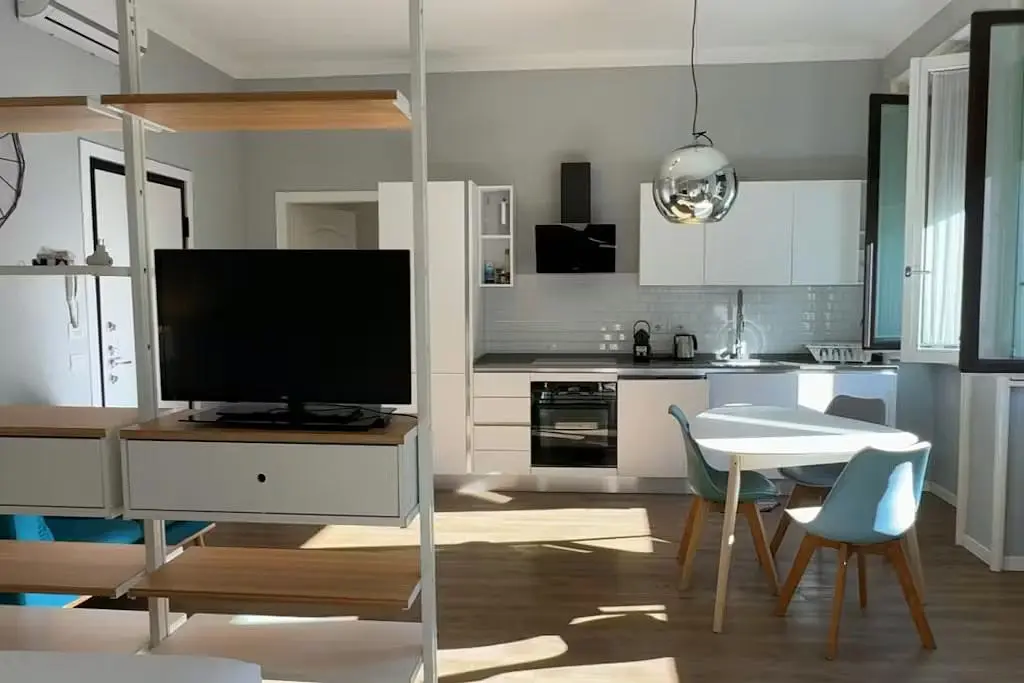 مطبخ; أجهزة المطبخ, أرضية خشبية, ضوء طبيعي, أسلوب عصري