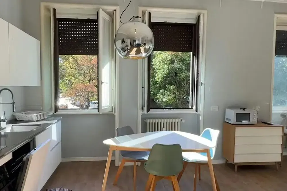 Кухня; кухненски уреди, дървен под, естествена светлина, модерен стил