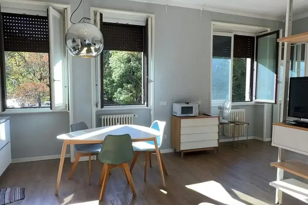 Σαλόνι; ξύλινο πάτωμα, φυσικό φως, μοντέρνο στυλ