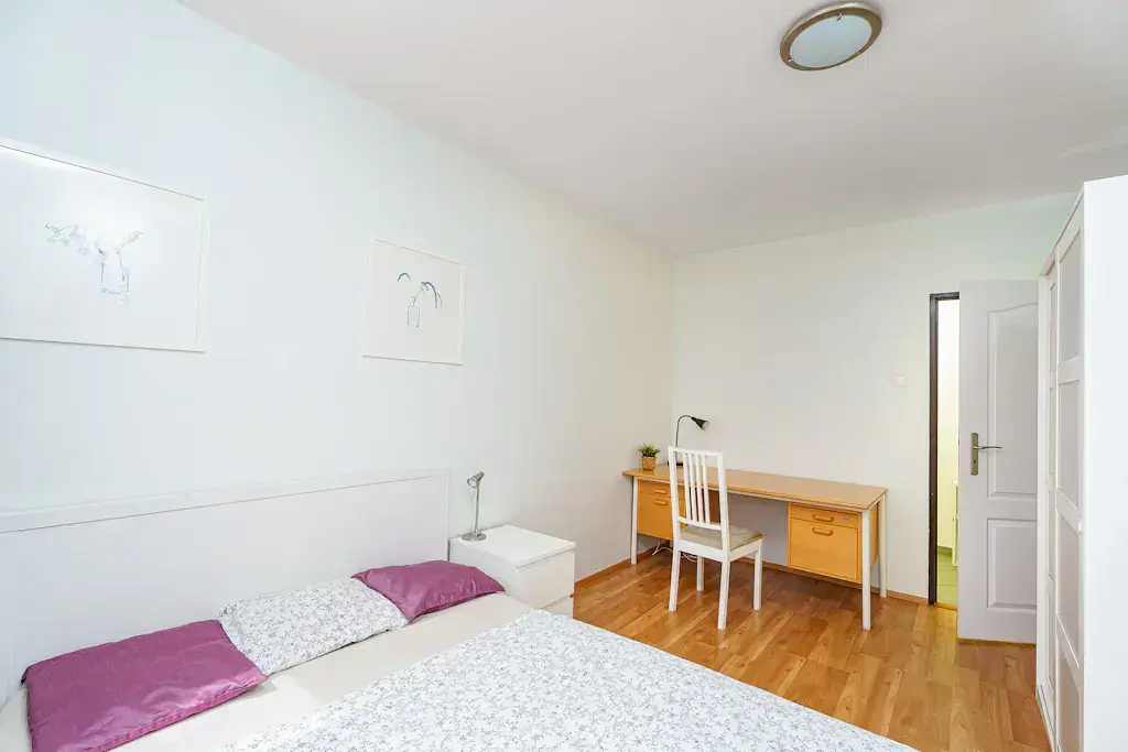 Wohnzimmer; holzboden, tageslicht, moderner stil