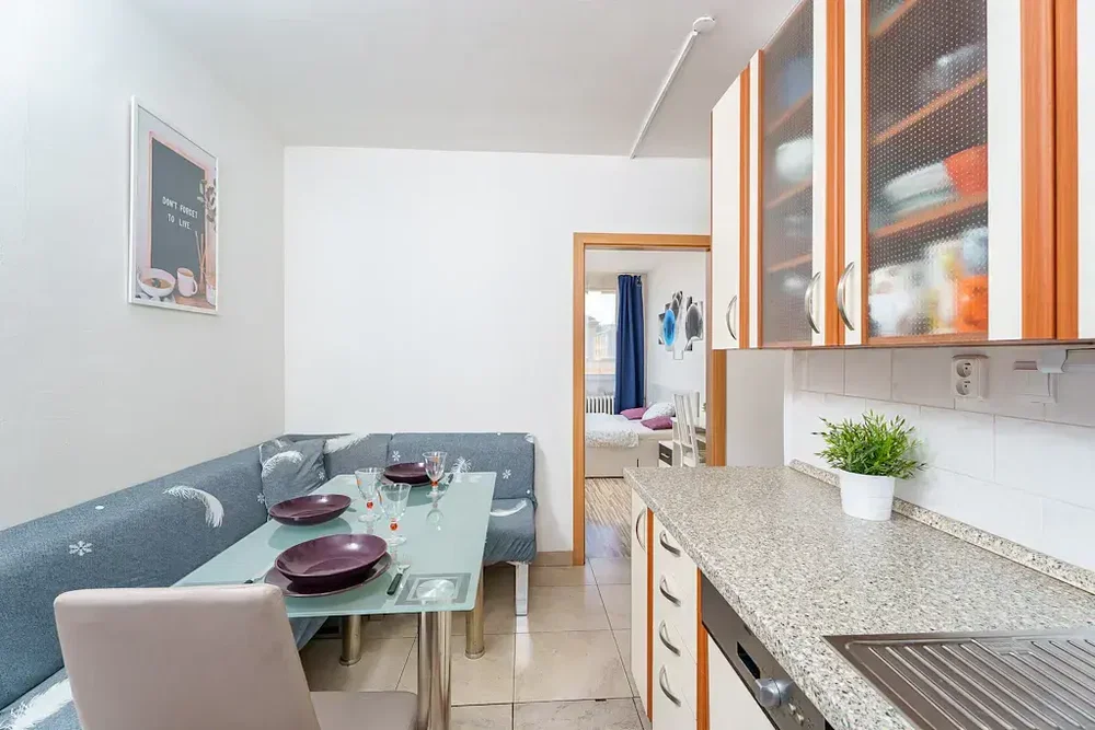 Küche; küchengeräte, holzboden, tageslicht, moderner stil