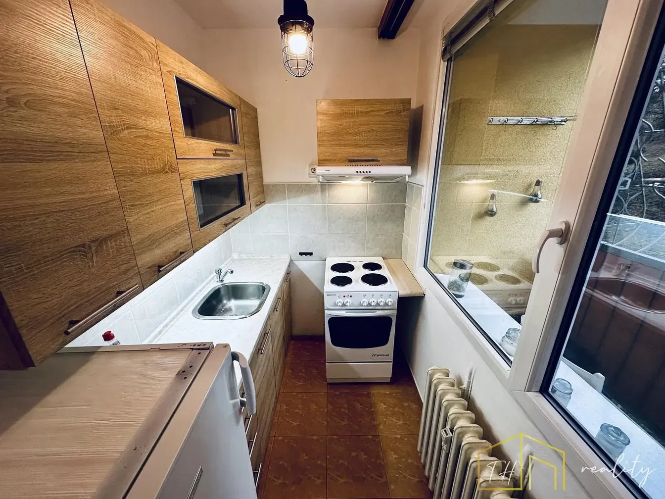 Кухня; кухненски уреди, дървен под, естествена светлина, модерен стил