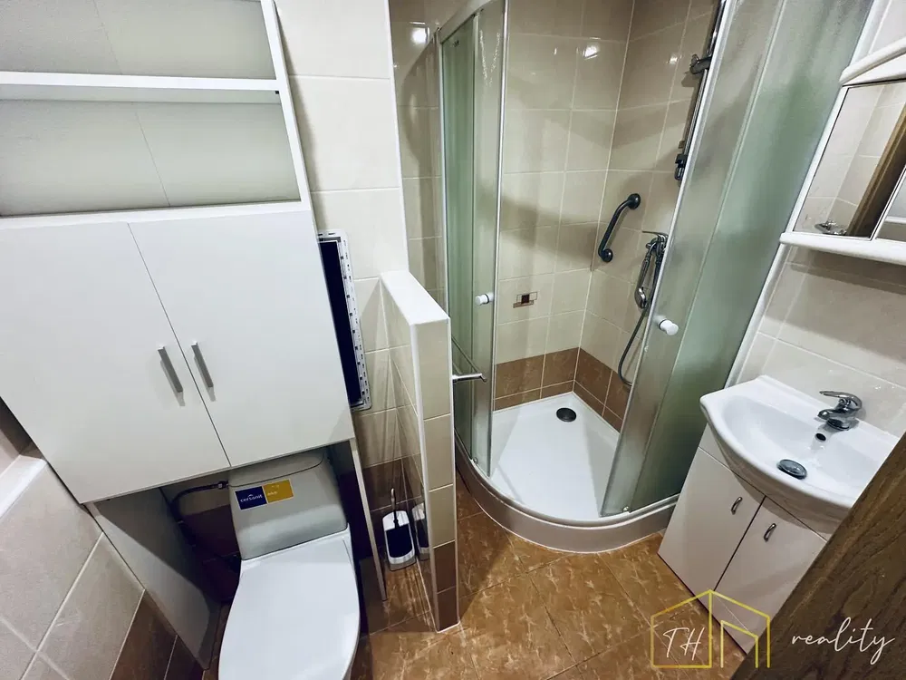 Кухня; кухненски уреди, дървен под, естествена светлина, модерен стил