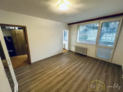 Кухня; кухненски уреди, дървен под, естествена светлина, модерен стил