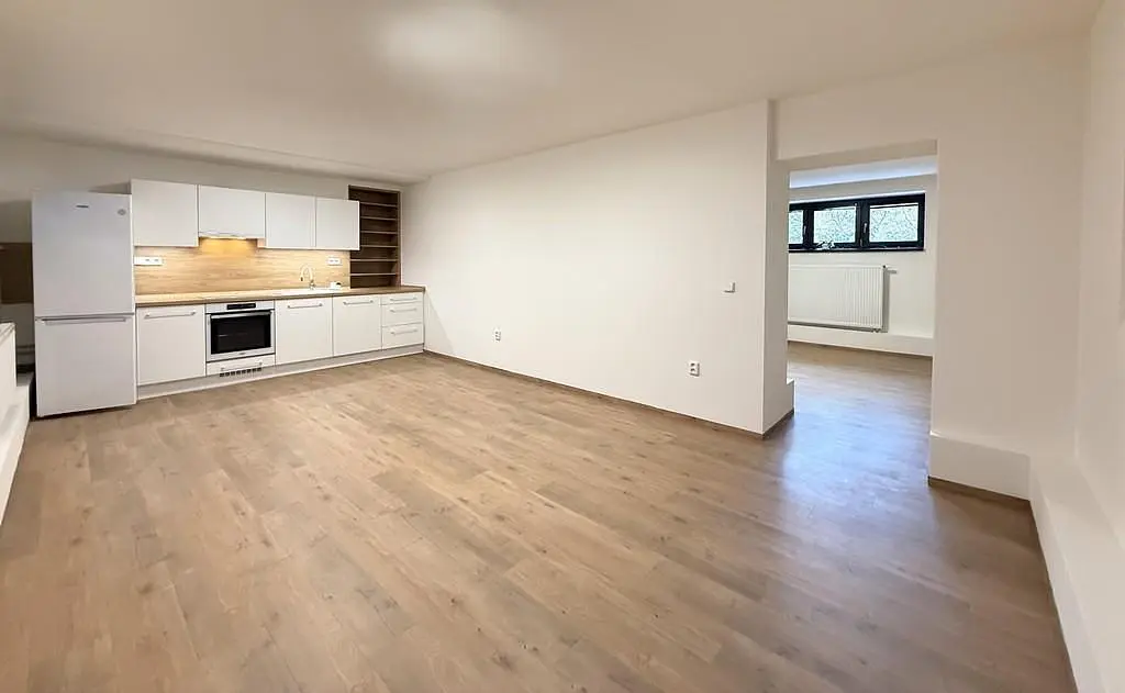 Mutfak; mutfak aletleri, ahşap zemin, doğal ışık, modern stil