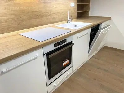 Mutfak; mutfak aletleri, ahşap zemin, doğal ışık, modern stil