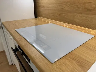 Mutfak; mutfak aletleri, ahşap zemin, doğal ışık, modern stil