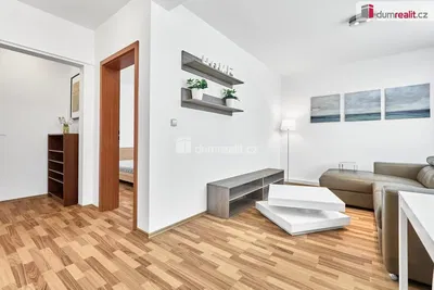 Кухня; кухненски уреди, дървен под, естествена светлина, модерен стил