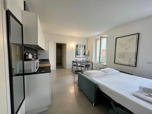 Kuhinja; kuhinjski aparati, drveni pod, prirodno svjetlo, moderni stil