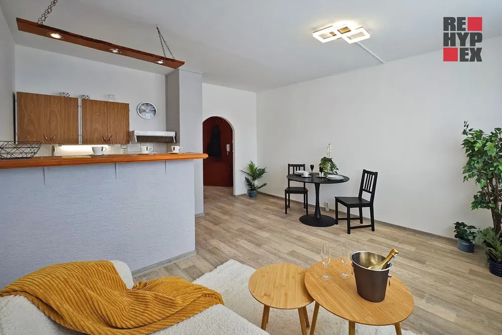 Küche; küchengeräte, holzboden, tageslicht, moderner stil