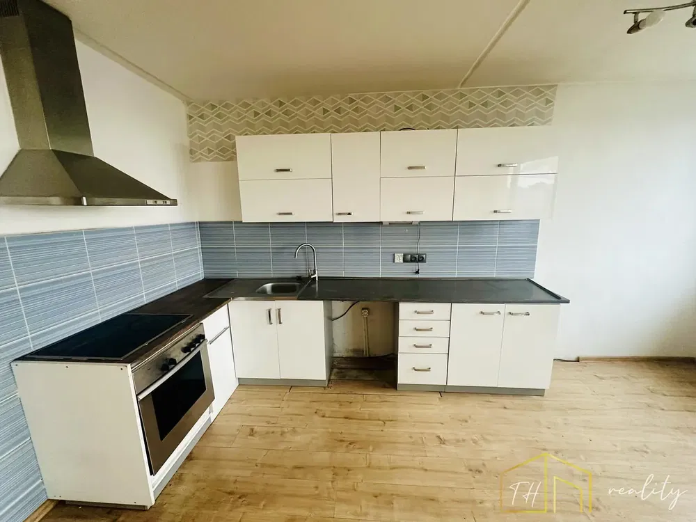 Cozinha; eletrodomésticos, chão de madeira, luz natural, estilo moderno