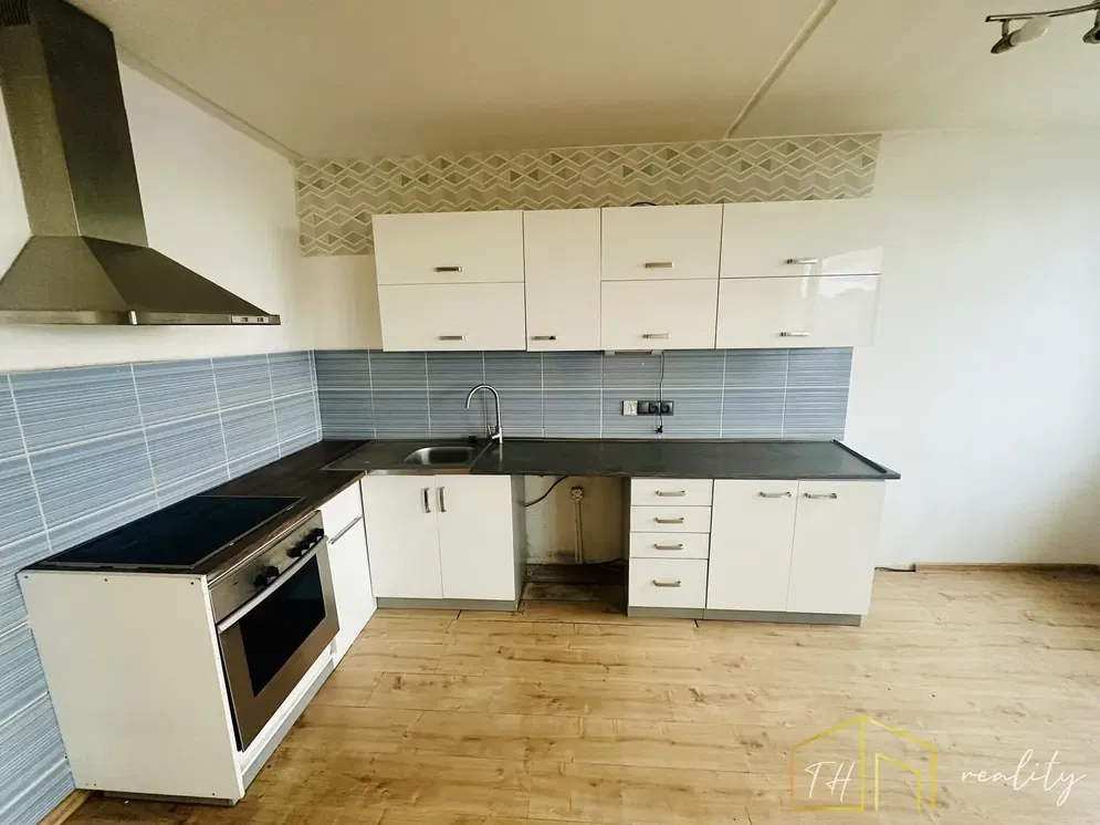 Cozinha; eletrodomésticos, chão de madeira, luz natural, estilo moderno