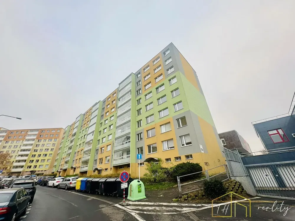 Sala de estar; chão de madeira, luz natural, estilo moderno, teto alto