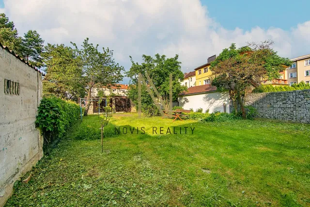 Хол; дървен под, естествена светлина, модерен стил