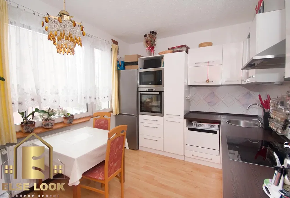 Wohnzimmer; holzboden, tageslicht, moderner stil