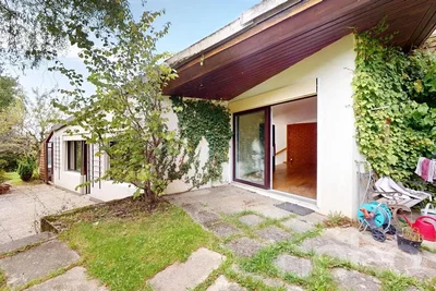 Mutfak; mutfak aletleri, ahşap zemin, doğal ışık, modern stil