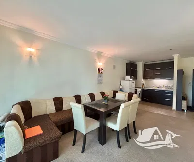 Kuchyňa; kuchynské spotrebiče, drevená podlaha, prirodzené svetlo, moderný štýl