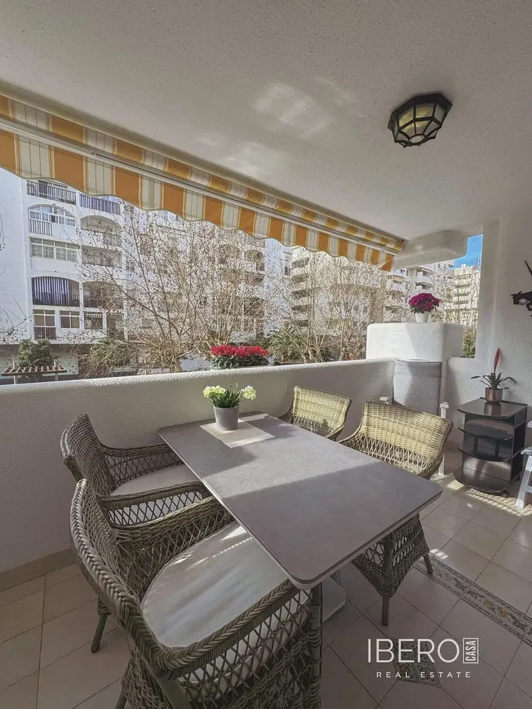 Κουζίνα; συσκευές κουζίνας, ξύλινο πάτωμα, φυσικό φως, μοντέρνο στυλ