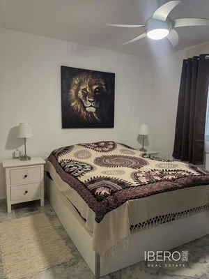 Σαλόνι; ξύλινο πάτωμα, φυσικό φως, μοντέρνο στυλ, ψηλά ταβάνια