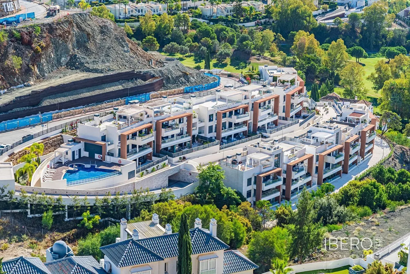 Κουζίνα; συσκευές κουζίνας, ξύλινο πάτωμα, φυσικό φως, μοντέρνο στυλ
