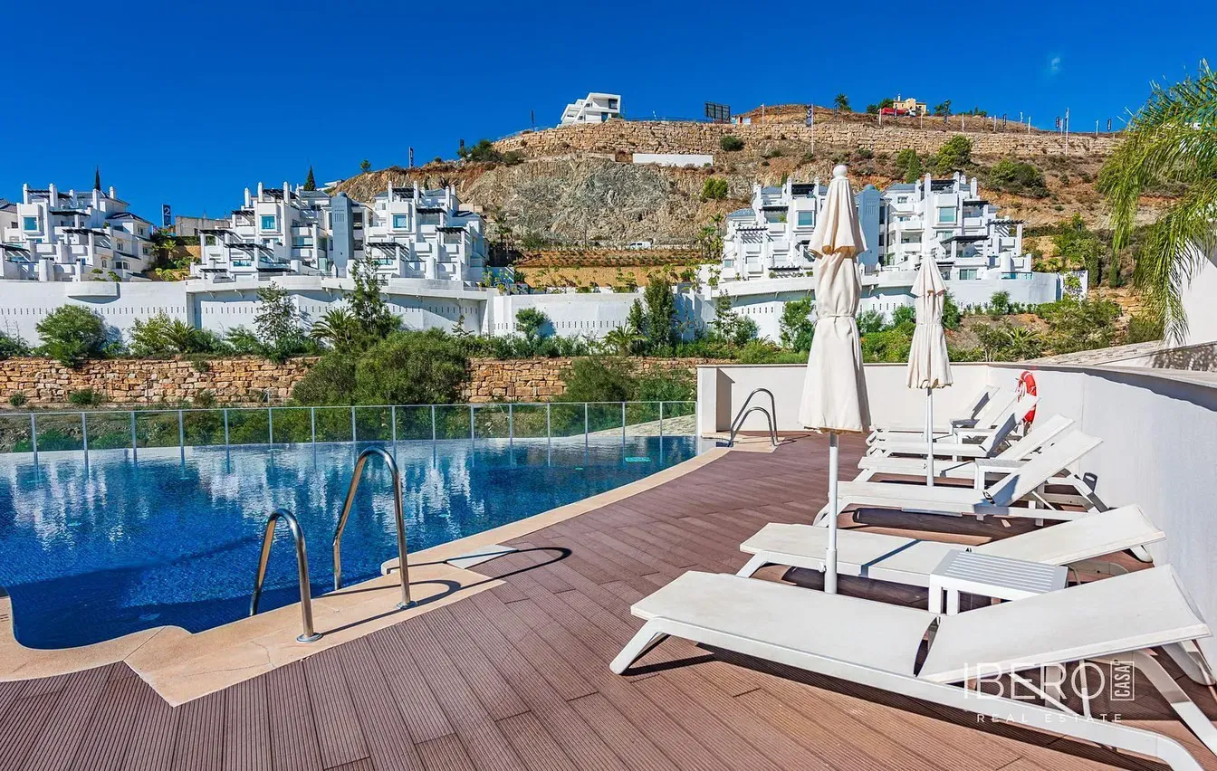 Κουζίνα; συσκευές κουζίνας, ξύλινο πάτωμα, φυσικό φως, μοντέρνο στυλ