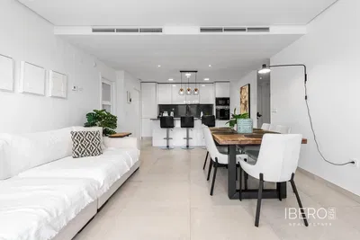 Κουζίνα; συσκευές κουζίνας, ξύλινο πάτωμα, φυσικό φως, μοντέρνο στυλ