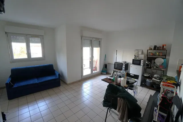 Kuchyňa; kuchynské spotrebiče, drevená podlaha, prirodzené svetlo, moderný štýl