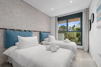 Κουζίνα; συσκευές κουζίνας, ξύλινο πάτωμα, φυσικό φως, μοντέρνο στυλ