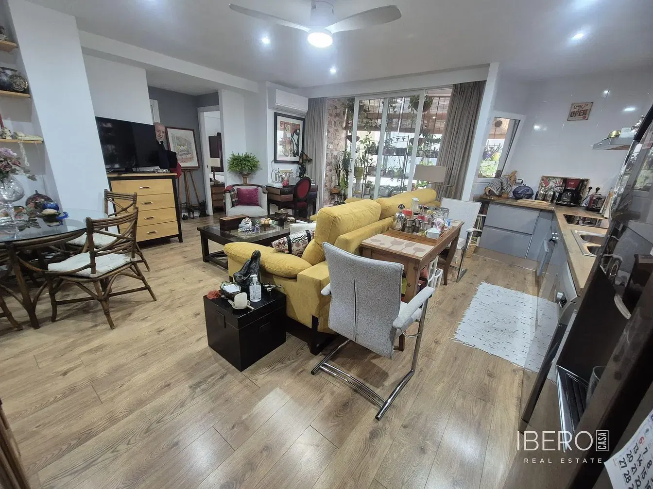 Cocina; electrodomésticos, suelo de madera, luz natural, estilo moderno