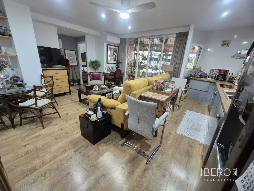 Cocina; electrodomésticos, suelo de madera, luz natural, estilo moderno