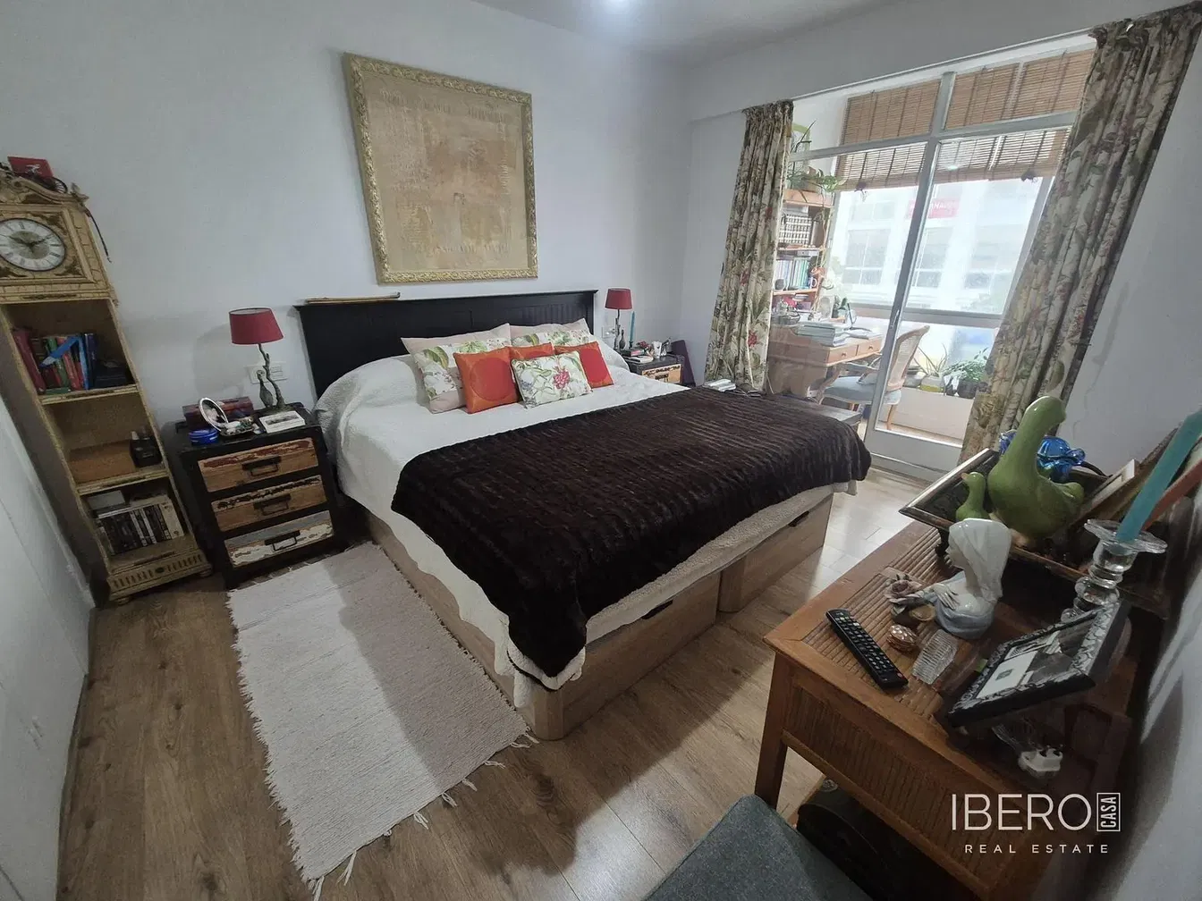 Cocina; electrodomésticos, suelo de madera, luz natural, estilo moderno