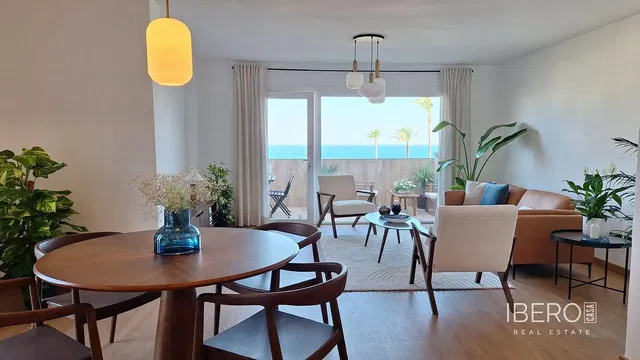 Küche; küchengeräte, holzboden, tageslicht, moderner stil