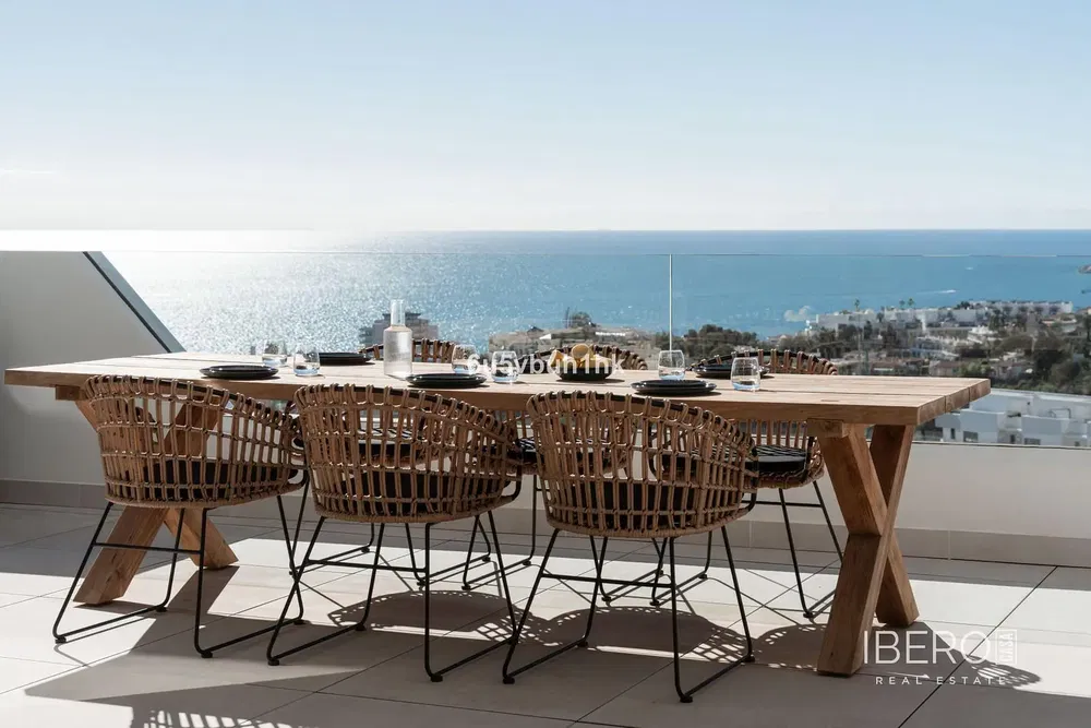 Кухиња; кухињски апарати, дрвени под, природно светло, модерни стил