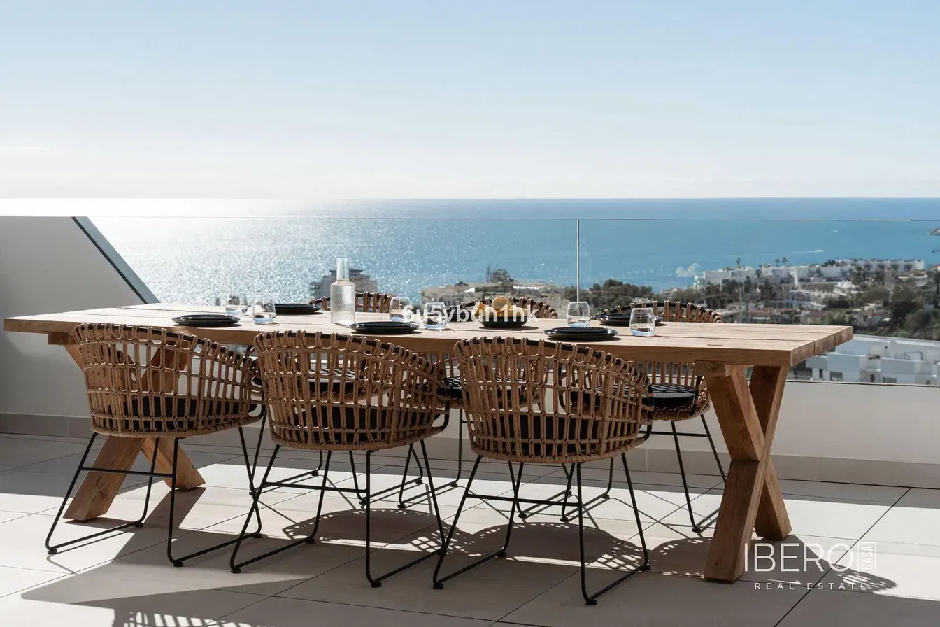 Кухиња; кухињски апарати, дрвени под, природно светло, модерни стил