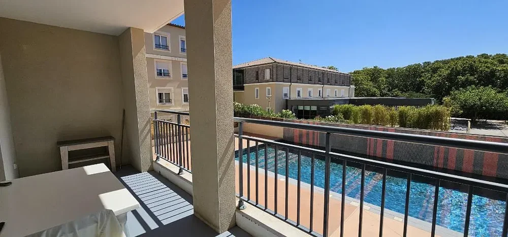 Mutfak; mutfak aletleri, ahşap zemin, doğal ışık, modern stil